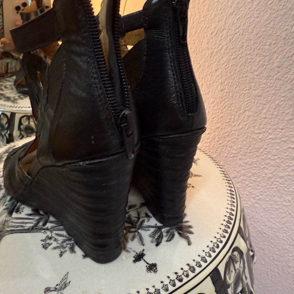 Miz Mooz 6 EUC Black Leather Tamara 3.5" Wedge Heel Sandal Back Zip zipper - Picture 4 of 16